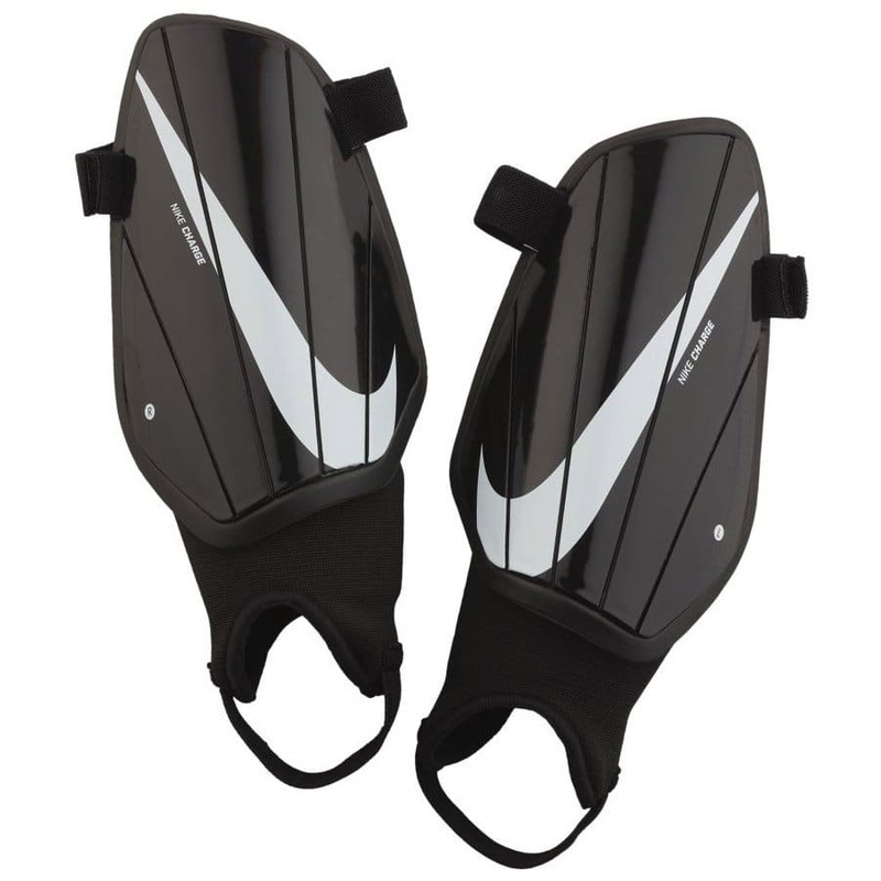 Futbalový chránič Nike Charge, čierno-biely (veľkosť XL)