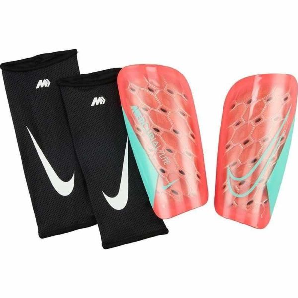 Futbalový chránič Nike Mercurial Lite, farba červená/tyrkysová Futbalový chránič Nike Mercurial Lite, farba červená/tyrkysová