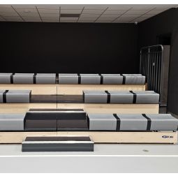 Sklopná nástenná tribúna THIN-UP so sedadlom Verso