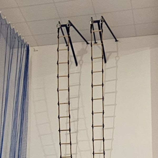 Držiak na pripevnenie lanového rebríka